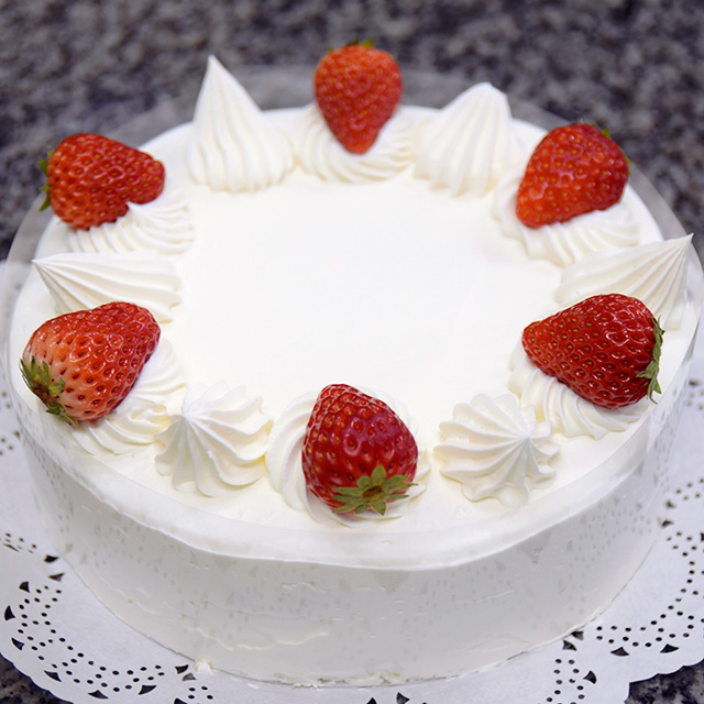 いちごをのせた生クリームのホールケーキ