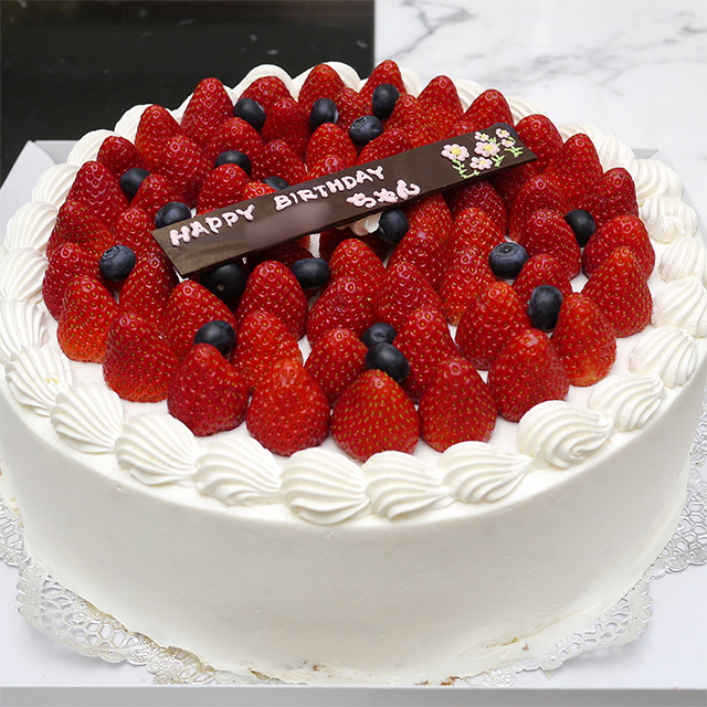 いちごをたっぷり飾った生クリームのホールケーキ