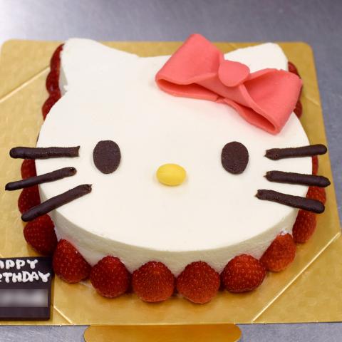キティちゃんの立体ケーキ