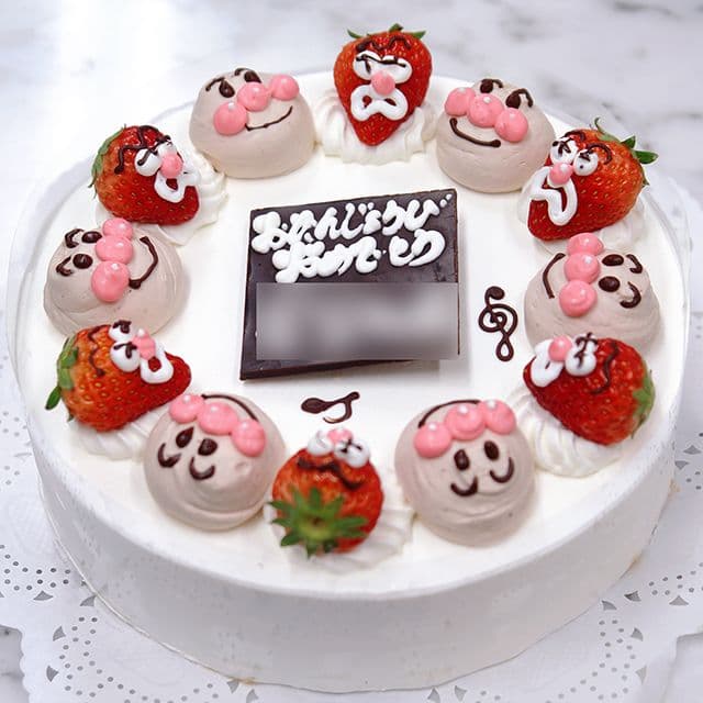 いちごとフルーツを飾ったキッズ向けケーキ